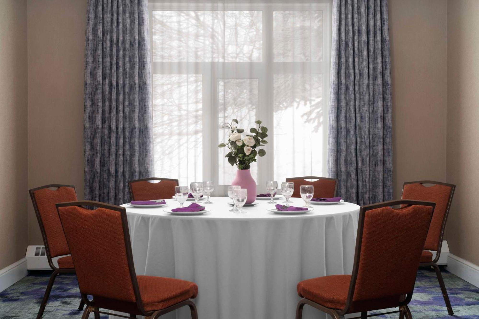 Hilton Garden Inn Calgary Airport Екстериор снимка
