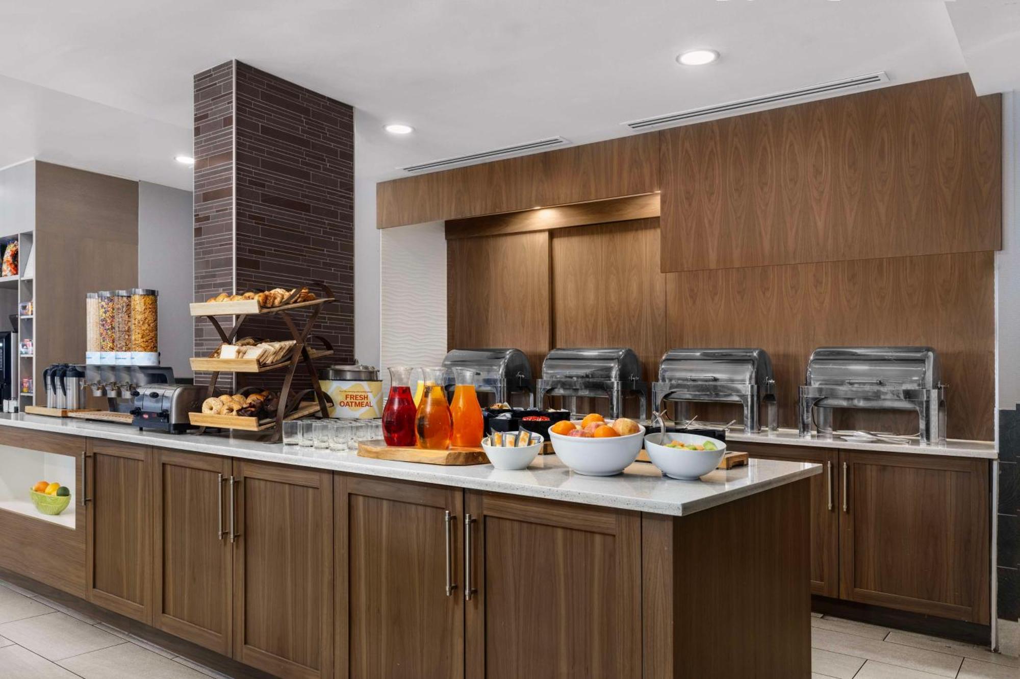 Hilton Garden Inn Calgary Airport Екстериор снимка
