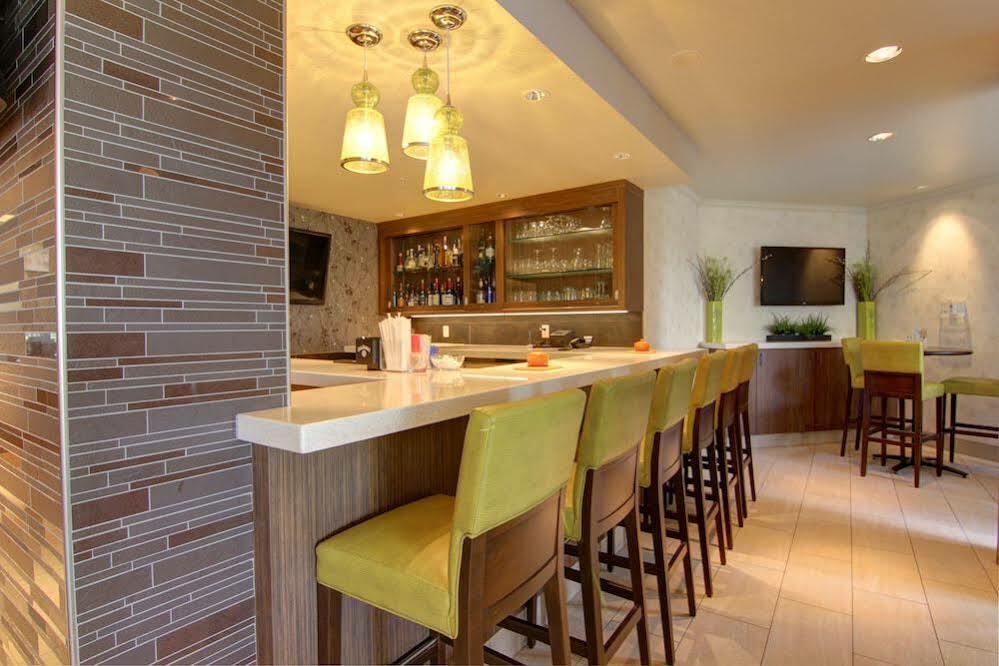 Hilton Garden Inn Calgary Airport Екстериор снимка